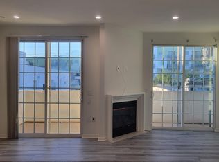 11215 Huston St #305, North Hollywood, CA 91601