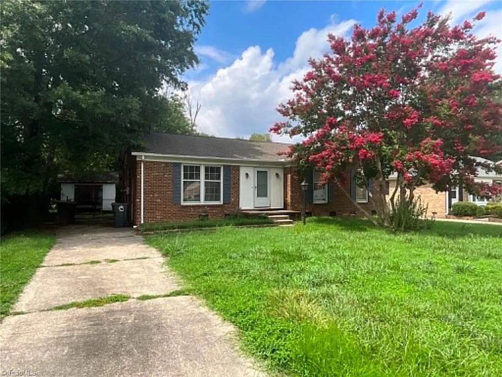 3 bed, 1.5 bath, 1221 sqft, $1,595 — Photo 1