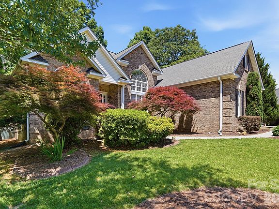 3rd image of 2640 Willowbrook Dr