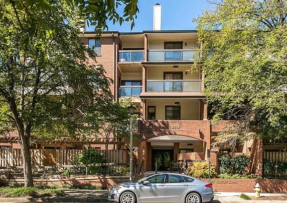 3rd image of 1020 N Stafford St APT 401