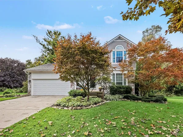 6113 Lake Waldon Dr, Clarkston, MI 48346