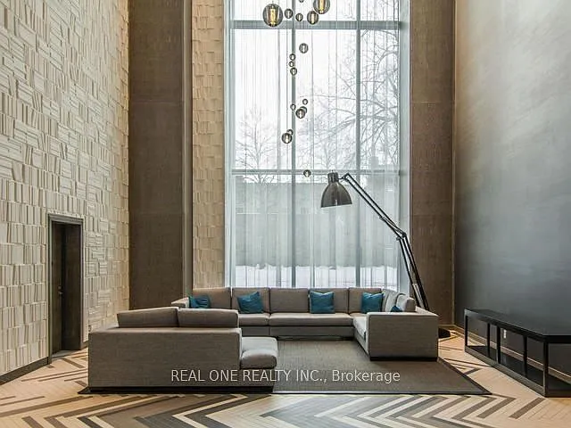 1080 Bay St #511 — Photo 4