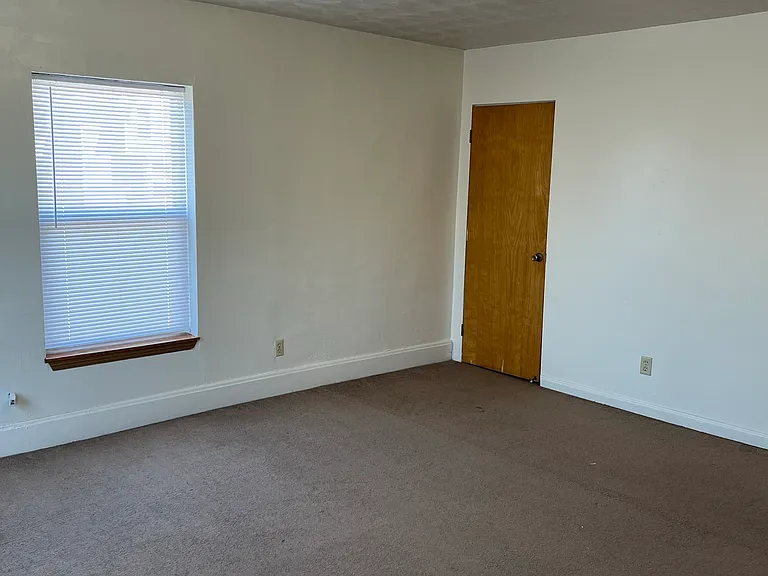 523 E Burlington St #3 — Photo 10