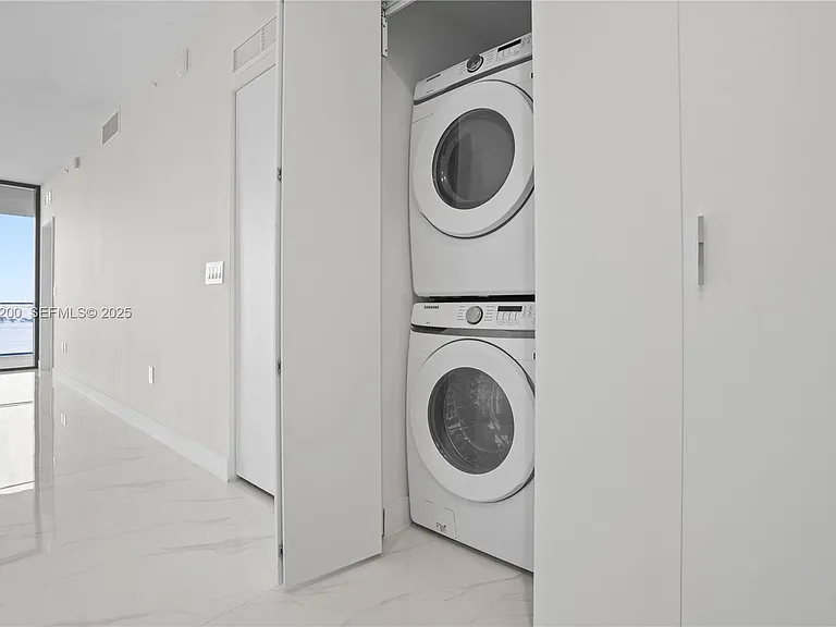 700 NE 24th St #602 — Photo 38