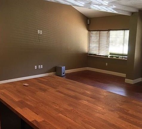 4th image of 834 S Primrose Dr