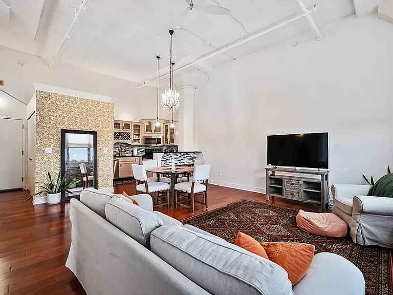 5850 Centre Ave #302 — Photo 4