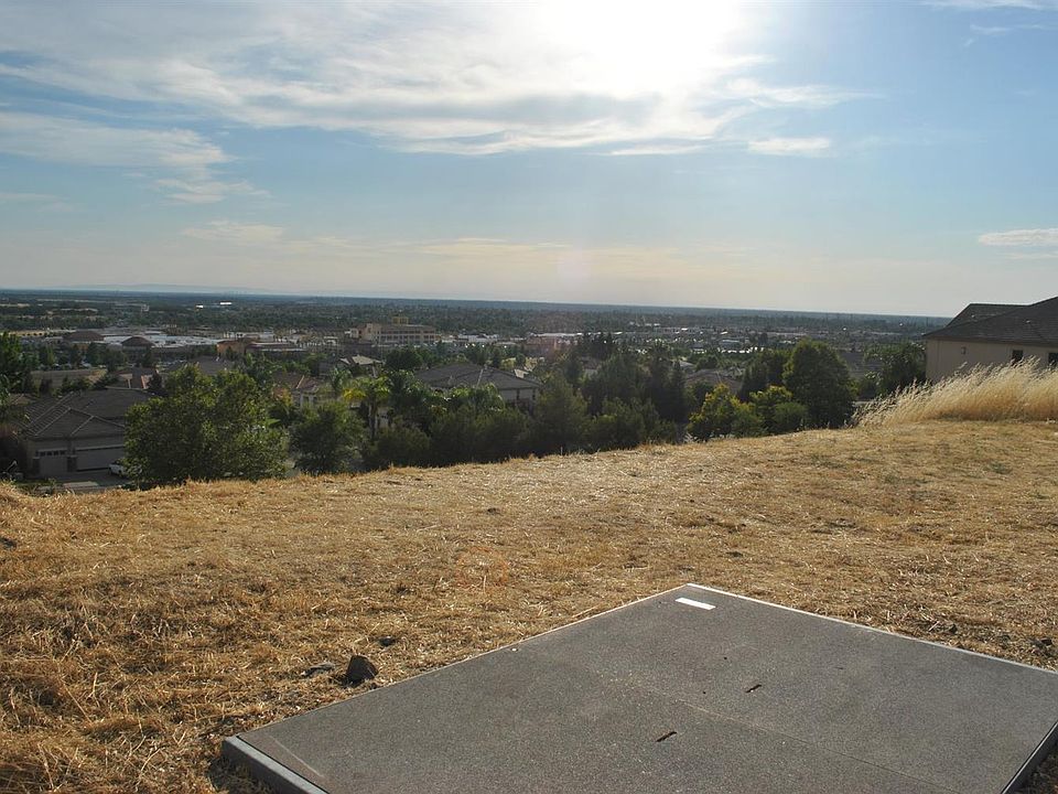 1st image of 415 Serpa Way