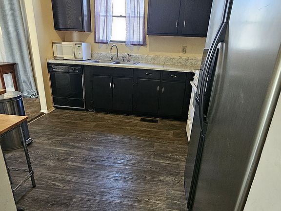 4th image of 210 Winkfield Point S