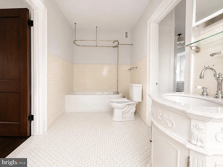 186 W Queen Ln #3 — Photo 9