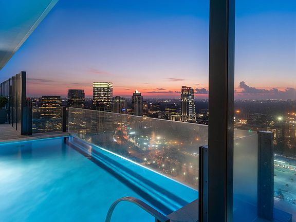 Amazing Pool & City View