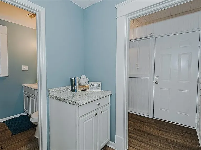 1425 Marion St — Photo 10