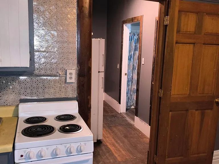 403 W Adams St #4 — Photo 3