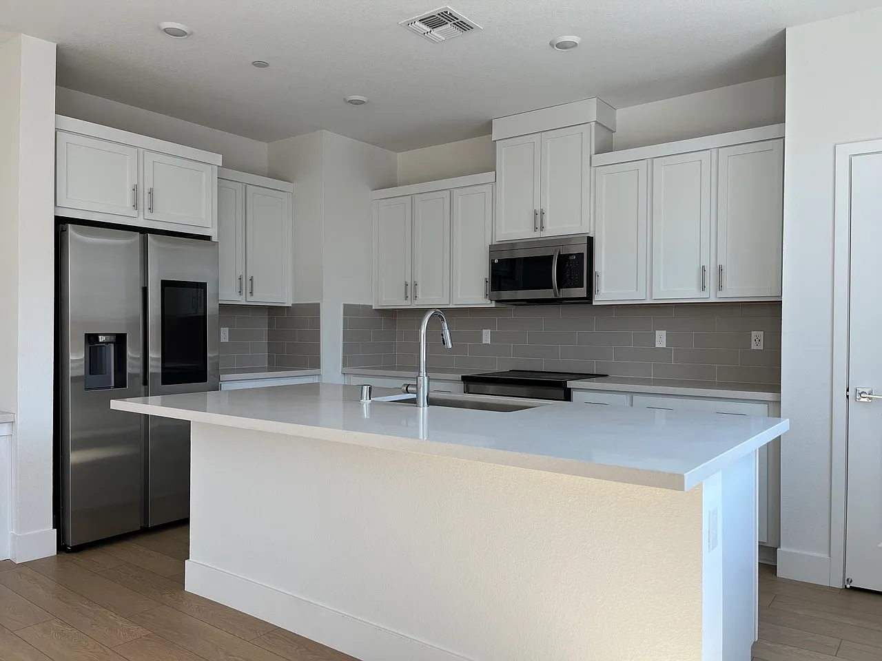 4 bed, 2140 sqft, $3,200 — Photo 4