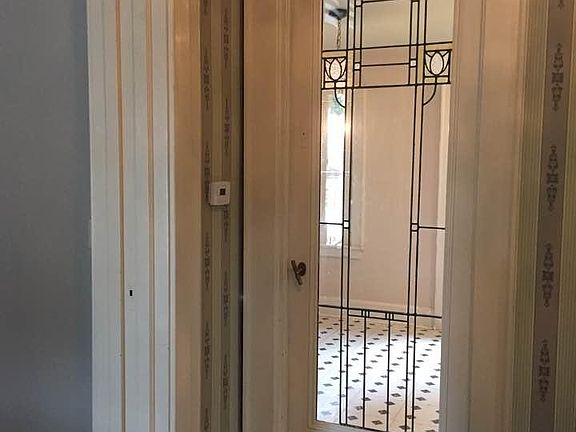 foyer (door to kitchen)