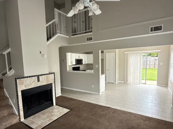 6611 Olivewood Dr, Arlington, TX 76001