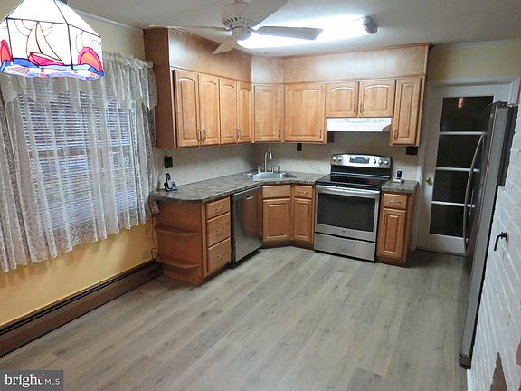 3rd image of 120 Pinewood Dr