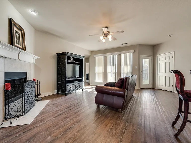 2431 Fieldcrest Dr — Photo 4
