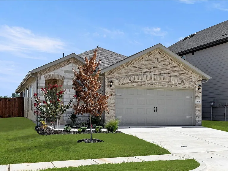 1641 Meadow Crest Dr — Photo 2