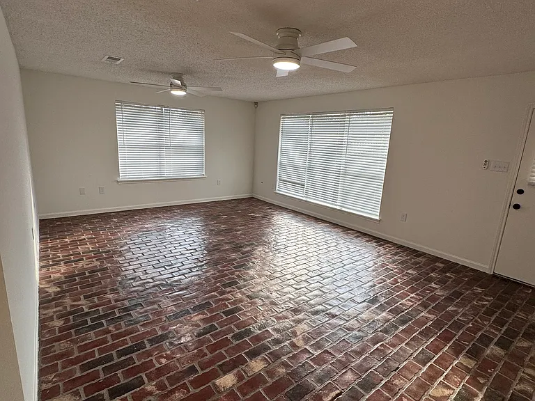 1413 Briarhurst Dr — Photo 8
