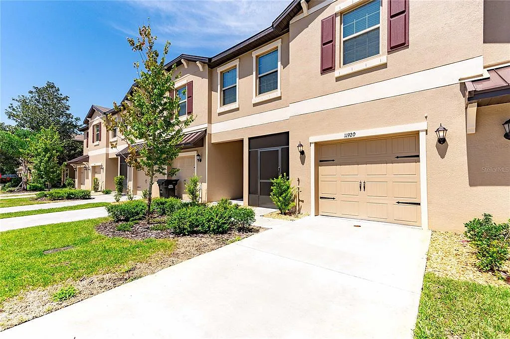 3 bed, 2.5 bath, 1666 sqft, $1,950 — Photo 2
