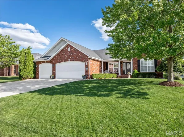 144 Stonebridge Bluff Dr, Maryville, IL 62062