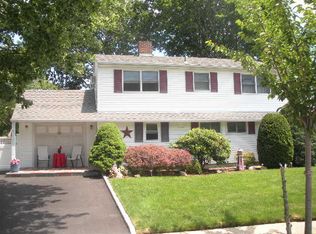 29 Blackbird Ln, Levittown, NY 11756