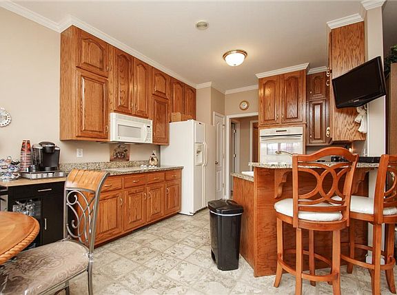 5th image of 4286 N Woodstock Dr