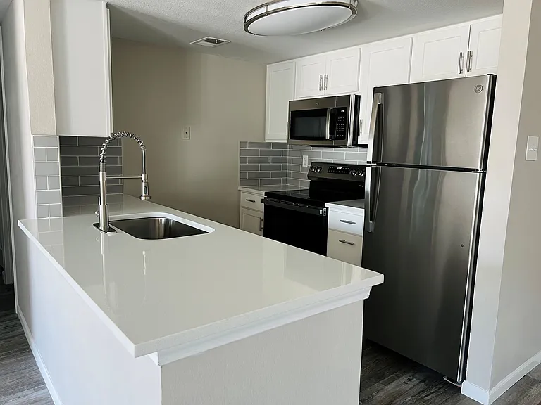 Country Club Place Apartments — Photo 18