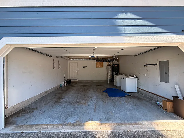 Vancouver Dr NE — Photo 21