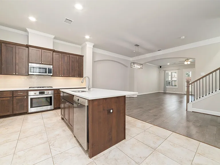 5020 Dickson St — Photo 4