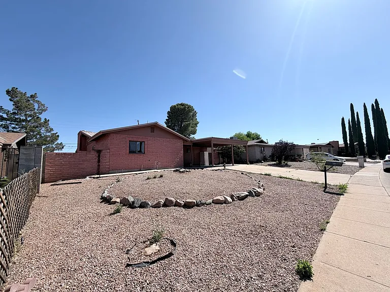 2864 E Wilcox Dr — Photo 2