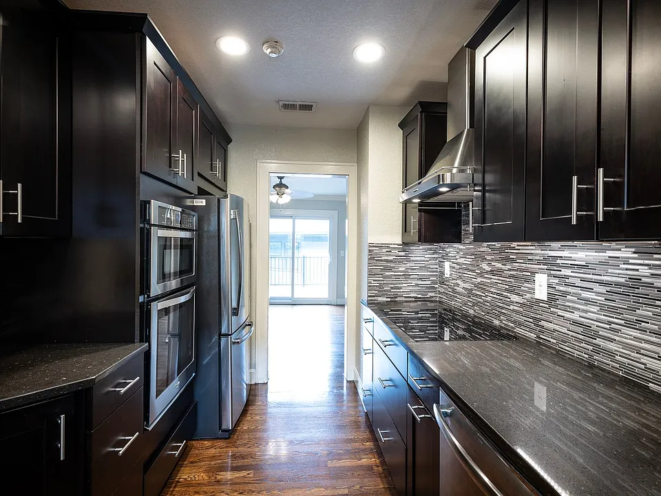 1105 W 49th St