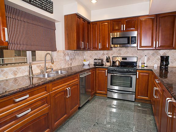 3rd image of 11218 Camarillo St APT 205