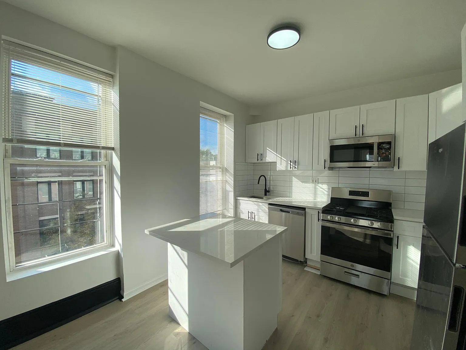 1670 W Division St — Photo 4