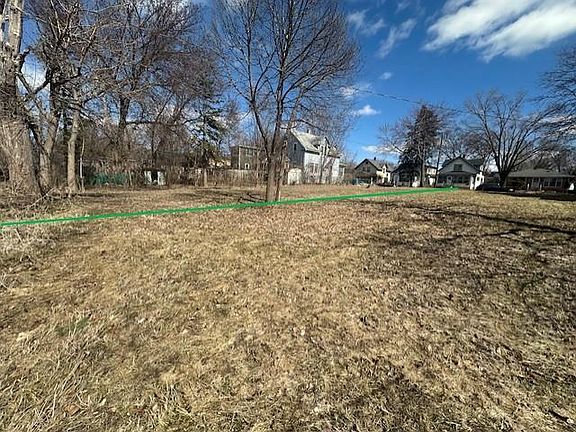 3rd image of 713 Russell Ave N
