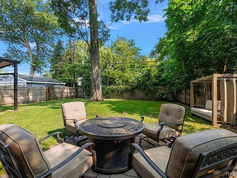529 Hawthorn Ave — Photo 9