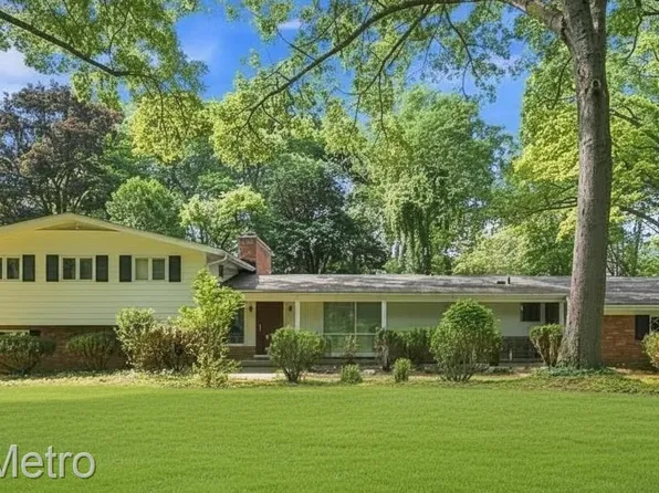 4966 Whispering Pine Ln, Bloomfield Hills, MI 48302