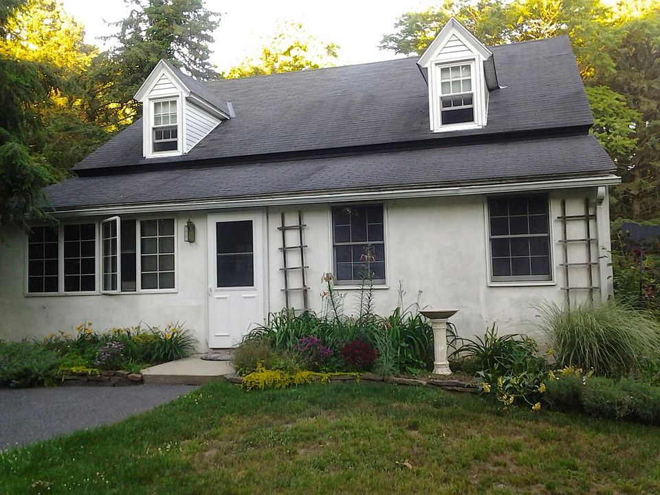 Nice private First Floor with enclosed porch.