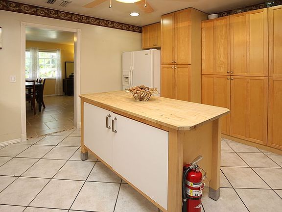 2nd image of 1307 N Beachwood Dr