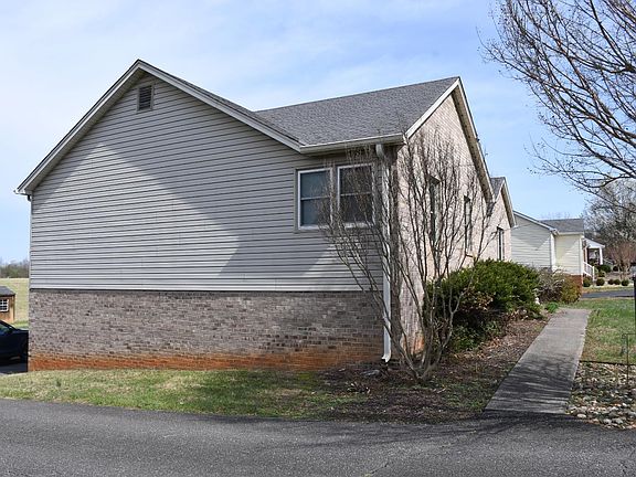 3rd image of 921 Alum Springs Rd