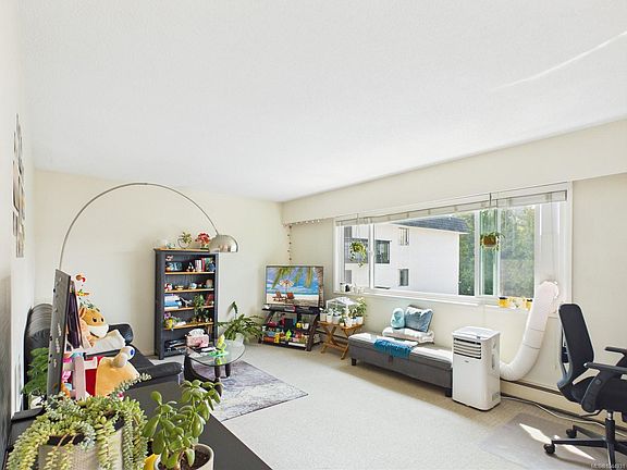 4th image of 3880 Shelbourne St #302