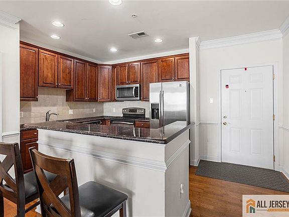 4th image of 100 Middlesex Blvd APT 304