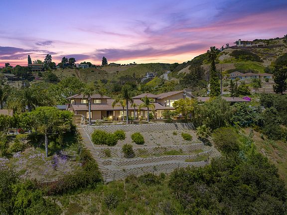 4th image of 576 San Clemente Way