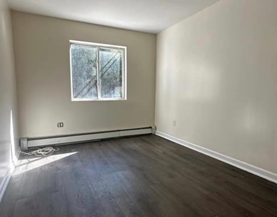 4 bed, $1,100 — Photo 1