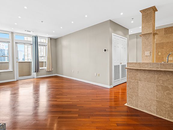 4th image of 3334 Peachtree Rd NE APT 1410