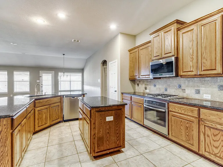 1241 Millers Creek Dr — Photo 10