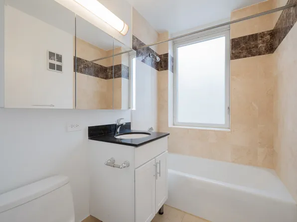 140 Riverside Boulevard image 11 of 17