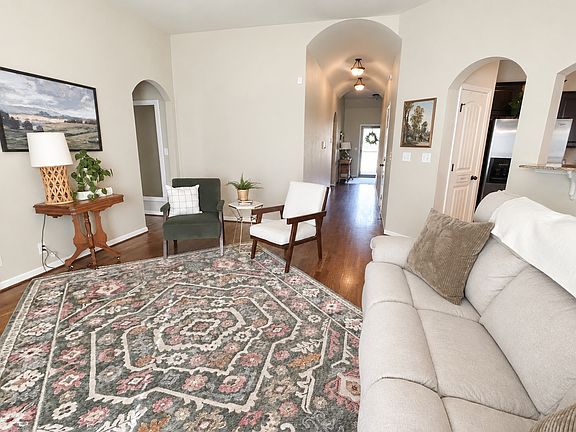 4th image of 3906 S Maple Ave