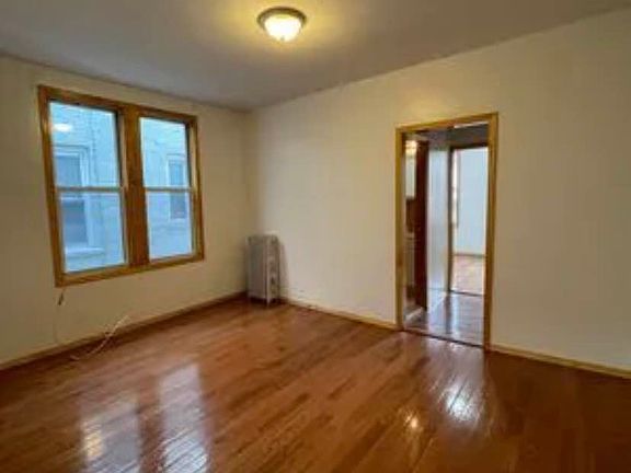 2nd image of 526 40th St APT 3R
