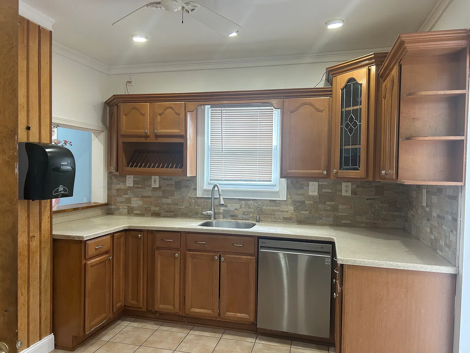 3 bed, 2.5 bath, 3200 sqft, $5,500 — Photo 4